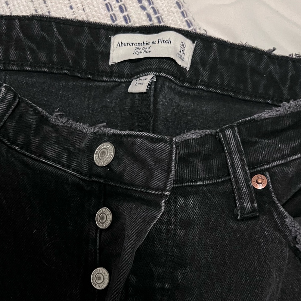The Dad High rise jeans from Abercrombie in black! Size 30 curve love